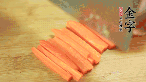 洋蔥、青椒、胡蘿卜切成粒備用。