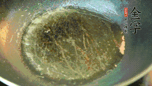 熱油起鍋，依次放入胡蘿卜粒、青椒粒、洋蔥粒煸炒均勻。