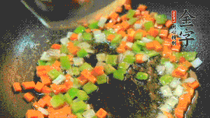 以耗油、料酒調(diào)味，加適量清水燜煮。