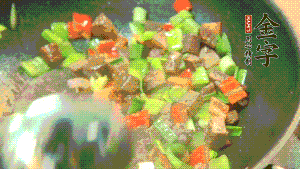 熱油起鍋，依次加入青椒塊、牛肉、大蒜煸炒均勻。