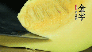 胡蘿卜切滾刀塊，小南瓜取一半去籽去皮切塊備用。