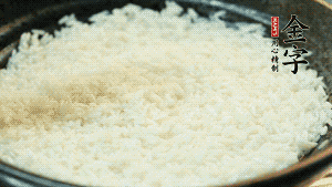 浸泡后的大米加入2湯匙生抽、1湯匙老抽調(diào)味。