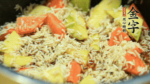 加入切好的胡蘿卜塊和南瓜塊、鹵牛肉塊攪拌均勻。放入電飯煲，按“煮飯模式”。