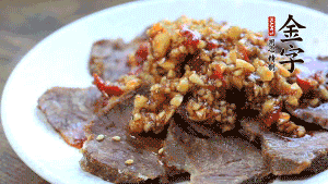 最后把醬汁淋到牛肉上即可，撒上芝麻、香菜。也可以把牛肉和醬汁攪拌均勻，讓牛肉與醬汁更加入味。