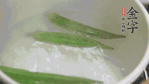 在煮面湯時(shí)，就可以做其他步驟了。比如把秋葵汆水，橫切成星星造型；雞蛋煮熟，切成兩半；黃瓜切成絲。