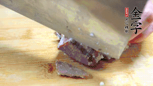 金字鹵牛肉打開包裝，把牛肉切成片狀。（眼見為實(shí)，用一整塊牛肉鹵制的鹵牛肉哦，牛肉的香氣感覺撲鼻而來有木有?。。。?>
					</div>
					<span>步驟 6/7</span>
					<p>金字鹵牛肉打開包裝，把牛肉切成片狀。（眼見為實(shí)，用一整塊牛肉鹵制的鹵牛肉哦，牛肉的香氣感覺撲鼻而來有木有?。。。?/p>
				</li><li>
					<div   id=