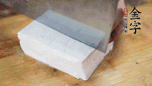 豆腐切成小塊，臘肉切成薄片，辣椒切成小圈。