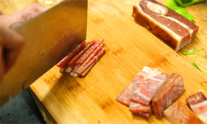 將火腿清洗后切成絲備用。