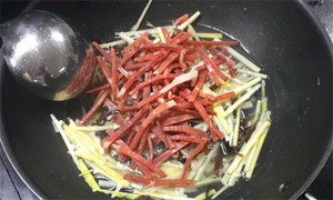火腿絲、筍絲、黑木耳絲汆水后，瀝干。