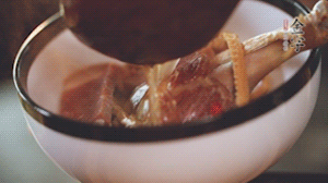 筍干提前冷水浸泡3小時，浸泡后將筍干撕成條狀。