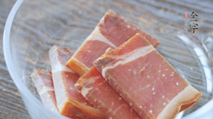 金字火腿切片溫水浸泡5分鐘。