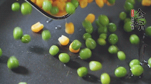 鍋7成熱時，下豌豆、玉米翻炒，再依次放醬肉、洋蔥碎、木耳碎。