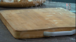 【面皮】3.案板撒點(diǎn)糯米粉，將面團(tuán)搓成均勻的小團(tuán)子。