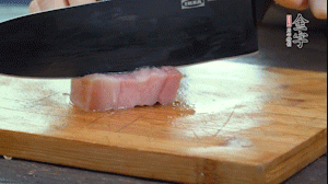 【餡料】1.金字淡咸肉加姜片料酒焯水，春筍焯水后切成小丁。