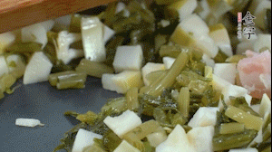 【餡料】2.鍋中油8成熱時(shí)，依次放入春筍、雪菜、淡咸肉，翻炒出香味。