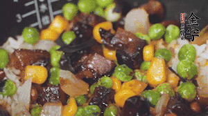 出鍋前加蠔油、生抽調(diào)味，撒點熟白芝麻即可。