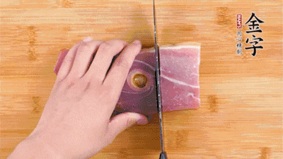 金字火腿切片，老豆腐切成塊，海鮮菇洗凈。