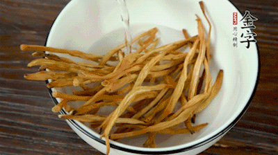 黃花菜、香菇提前泡發(fā)。黃花菜去掉硬頭，香菇切片。