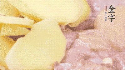 雞肉剁塊，用料酒、蔥、姜、鹽、糖拌均腌制20分鐘。