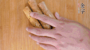 山藥去皮切斜刀塊，毛豆去外殼去膜，姜切片。