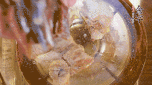 鍋中依次放姜片、排骨、火腿，加料酒、清水煮開(kāi)轉(zhuǎn)小火煮30分鐘。