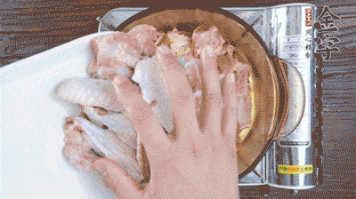 加料酒、蔥姜焯水2分鐘，清洗備用。