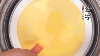 將火腿片均勻鋪上，繼續(xù)蒸6分鐘。