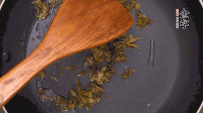 鍋中3成油溫時，下雪菜、辣椒圈翻炒40秒。