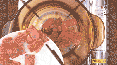 砂鍋中依次放火腿片、豆腐，大火燉開轉(zhuǎn)中小火。