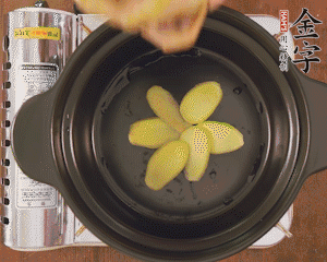 準(zhǔn)備土砂鍋，放姜片、鴿子、火腿片、蔥結(jié)、料酒，加沒(méi)過(guò)食材多些的清水，中小火燉煮。