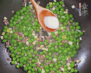 加水、料酒、鹽燒2分鐘即可。