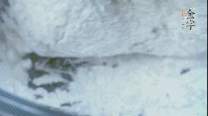 【面皮】2.將糯米粉和粳米粉混合，加煮好的艾草和適量清水，揉搓成面團(tuán)。