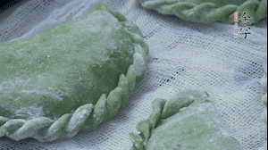 【制作】2.蒸架上墊浸濕的屜布，再放上清明果，大火蒸10~15分鐘，完成，出鍋啦！