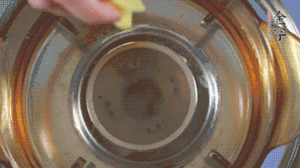 金字淡咸肉加姜片、料酒，冷水入鍋焯水。