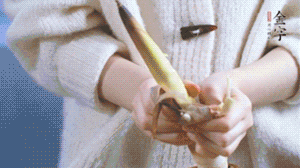 春筍切滾刀塊，加少許鹽，焯水備用。