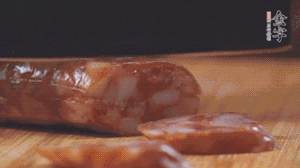 金字麻辣香腸切片，小青菜焯熟備用。