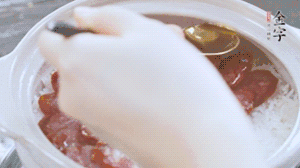 沿鍋邊倒一圈食用油蓋蓋，繼續(xù)小火燜8分鐘。