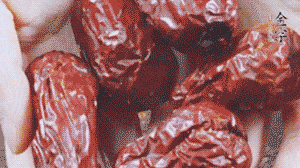 紅棗洗凈，對半剪開。