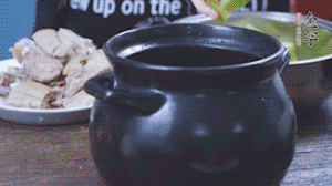 另起砂鍋，依次放入蘿卜、羊肉、火腿蹄片，加料酒、清水沒過食材。