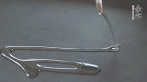 鍋中加少許油，爆香蔥姜蒜、香料 ，喜歡麻的也可以加點花椒！接著放入郫縣豆瓣醬煸炒出紅油。