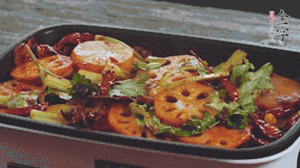 加入金字麻辣香腸，翻炒5分鐘左右。再加入之前準備好的蔬菜，翻炒均勻，最后放入蝦。