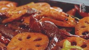 撒上芝麻和蔥，一道鮮香熱辣的麻辣香腸香鍋就做好了！