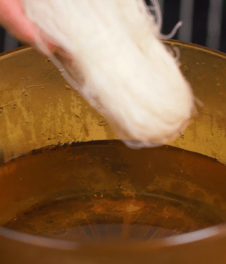 青番茄切片、金字臘肉切薄片、小米辣線椒切圈。