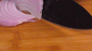 鍋中少許油，熱油倒入香腸煸炒出油，倒入南瓜塊、洋蔥翻炒片刻。