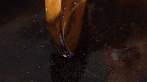 茄子切成長條，拍上生粉入油鍋炸制。