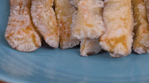 炸制油溫在7成左右，茄子炸至金黃色即可撈出。