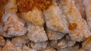 茄子撈出后放入雞精和XO醬拌均勻。
