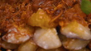 把茄子一條一條的擺好放在盤子上，上鍋蒸制3到4分鐘，出鍋后撒上蔥花。