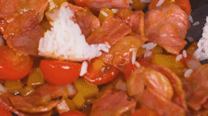 將米飯倒入鍋中搗散，同其他食材混合拌炒均勻關火。