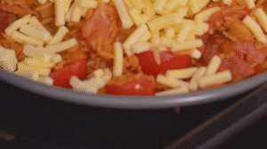 烤箱上下火180度預熱，將米飯分別盛入容器中。表面均勻的撒上馬蘇里拉芝士碎，放進烤箱中層烤20分鐘左右，待芝士融化上色即可。